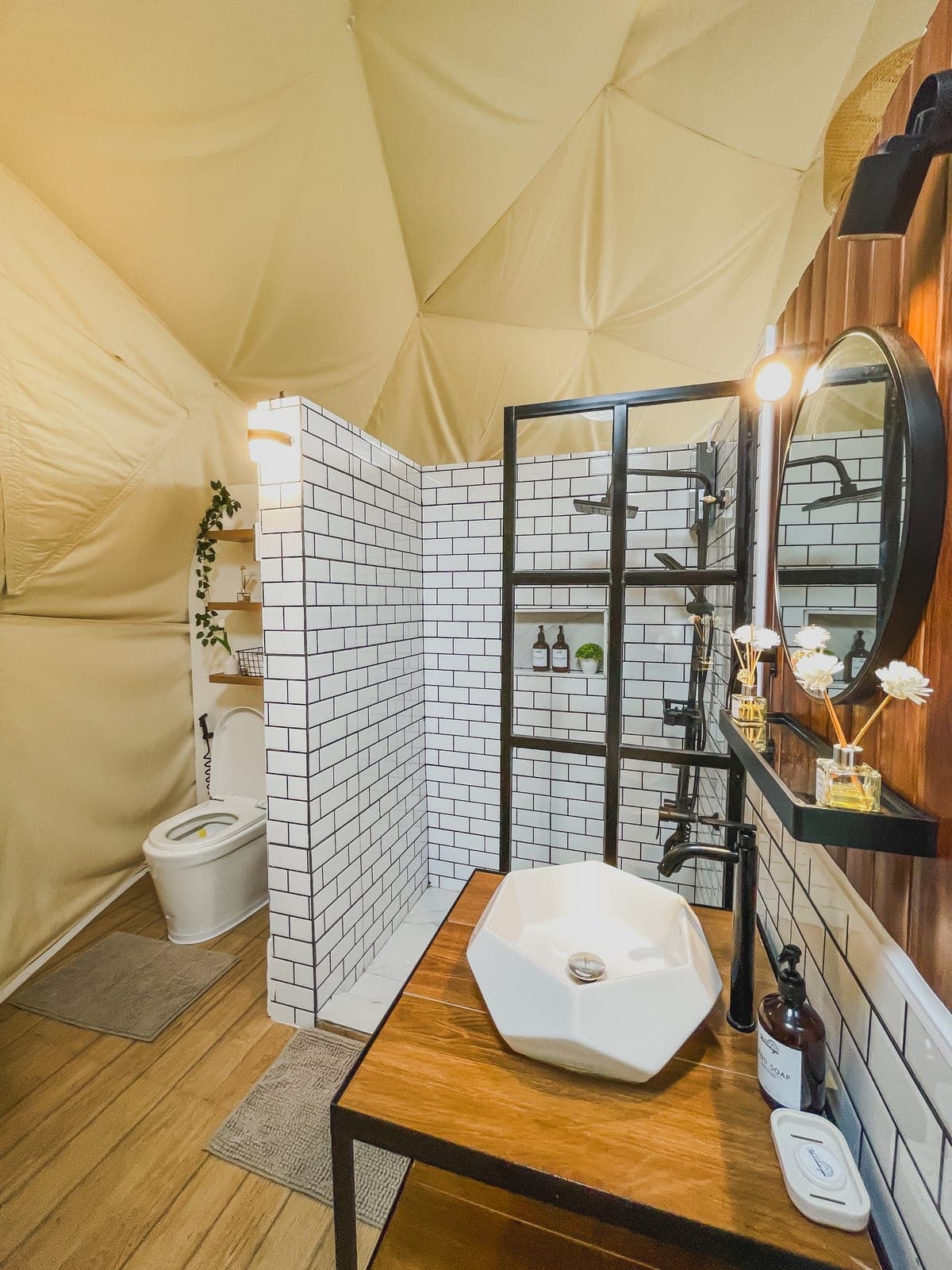 Dome 1: the bathroom with hot shower and vanity