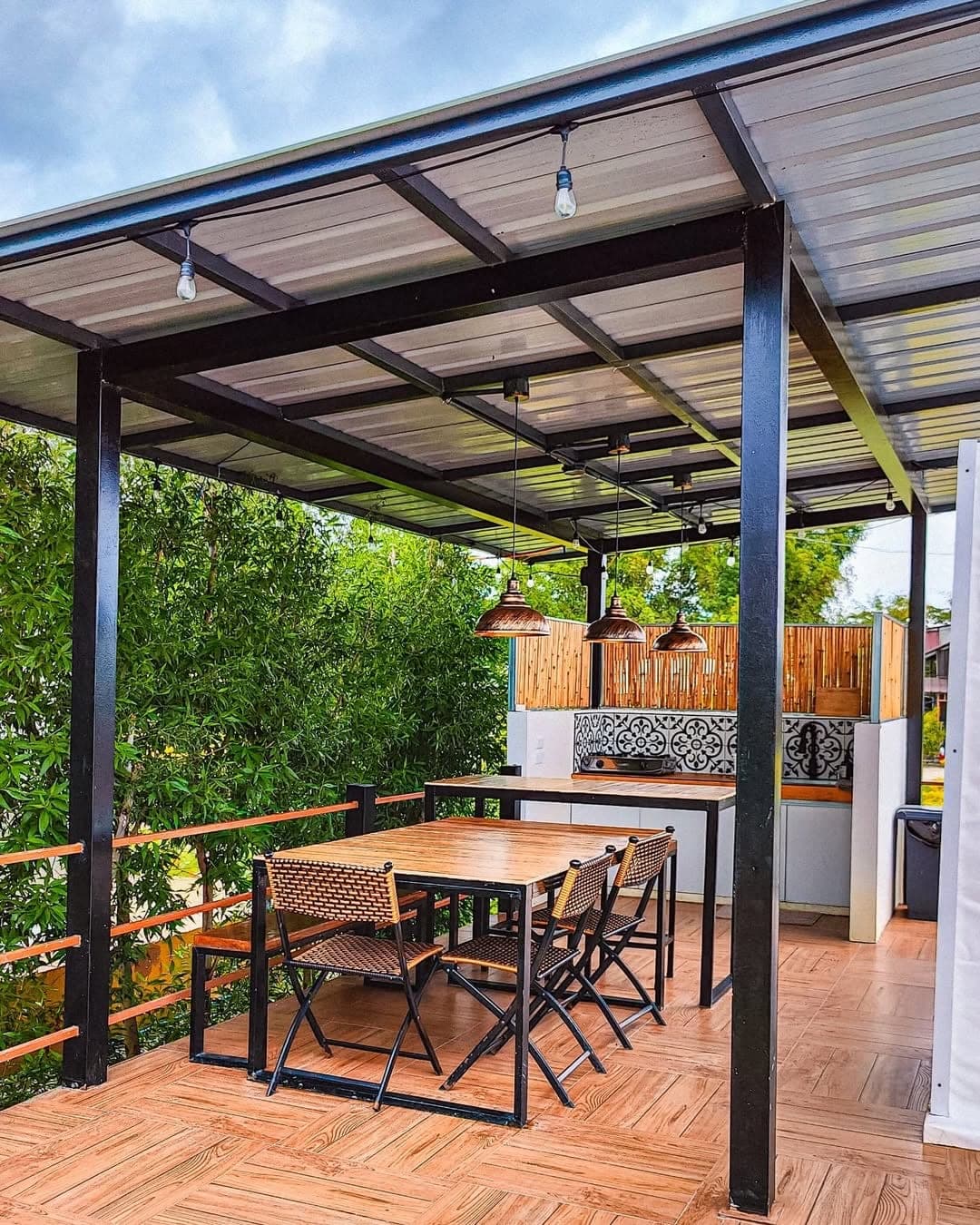 Dome 2: the outdoor dining area under the pergola